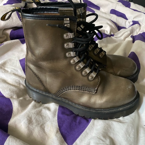 DR. MARTENS VINTAGE MADE IN ENGLAND 8217 LUG SOLE PLATFORM COMBAT HIKER BOOTS - Picture 4 of 6